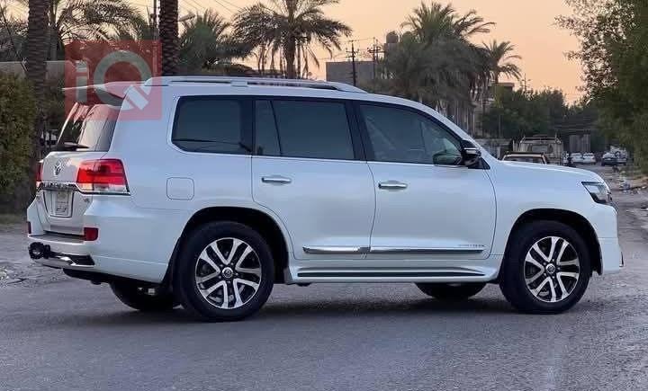 تۆیۆتا لاند کروزەر